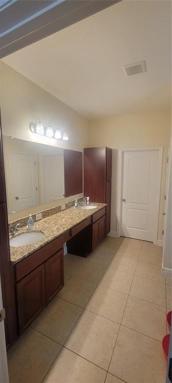 Master Bathroom / Bano Principal
