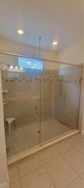 Master Bathroom / Bano Principal