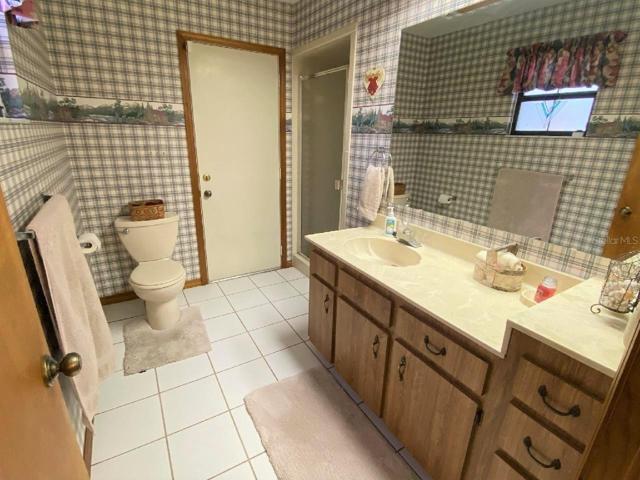 Bathroom #2 (en Suite bathroom inside Bedroom #2)