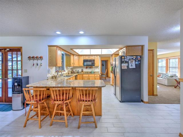 Kitchen and Breakfast Bar
