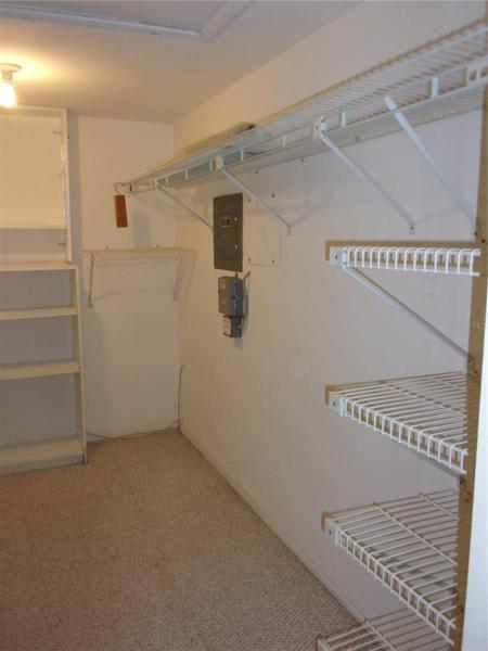 LARGE WALK-IN CLOSET