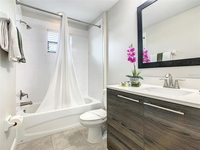 En-suite to queen bedroom
