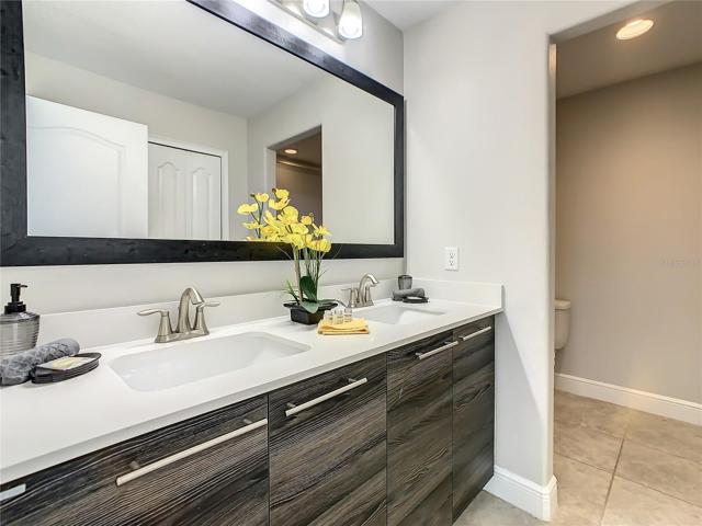 En-suite to queen bedroom.