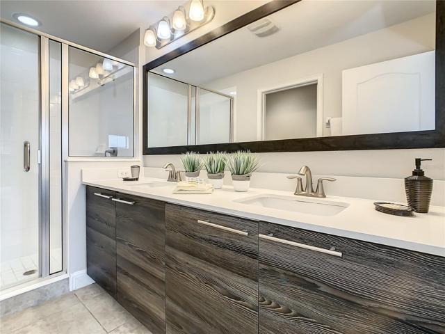 En-suite  shower room to king bedroom.