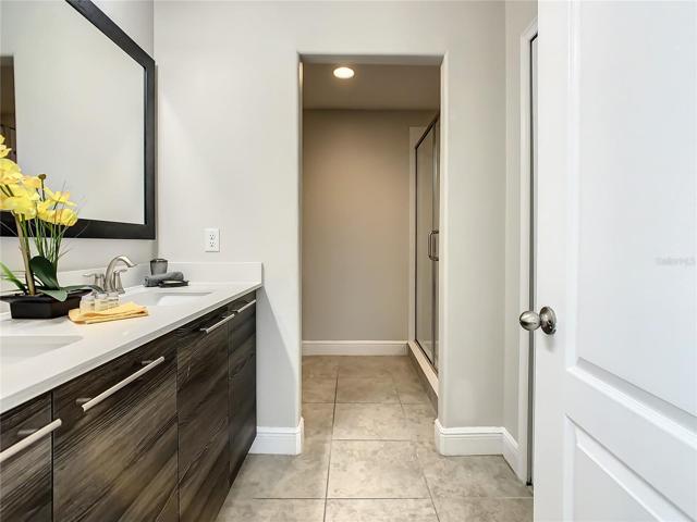 En-suite to queen bedroom.