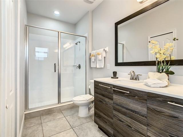 En-suite shower room to king bedroom.