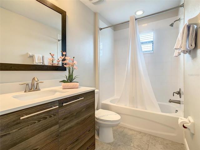 En-suite to twin bedroom