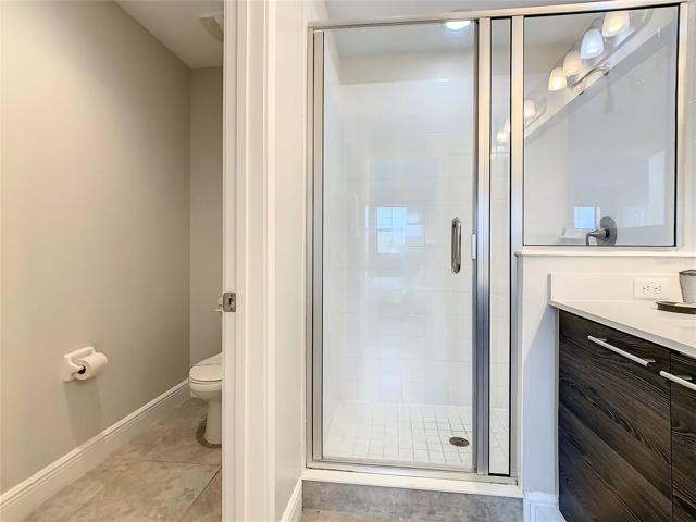 Shower to en-suite to king bedroom.