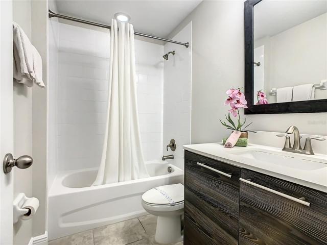 En-suite to twin bedroom.