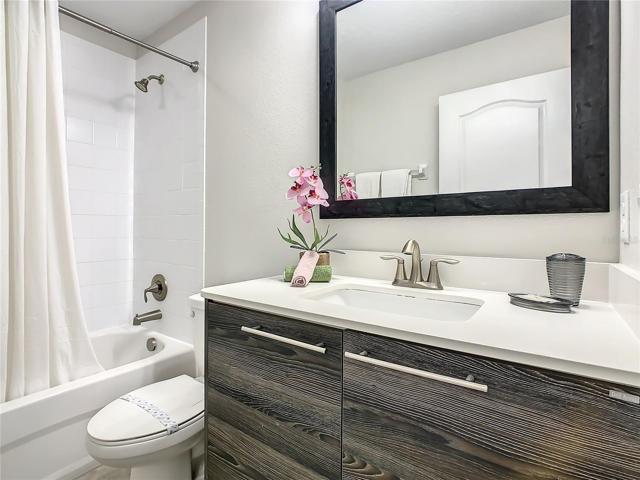 En-suite to twin bedroom.