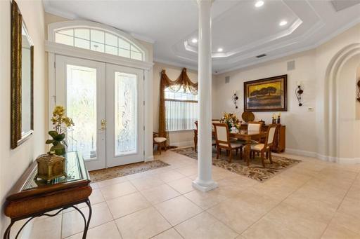 Foyer / Dining room