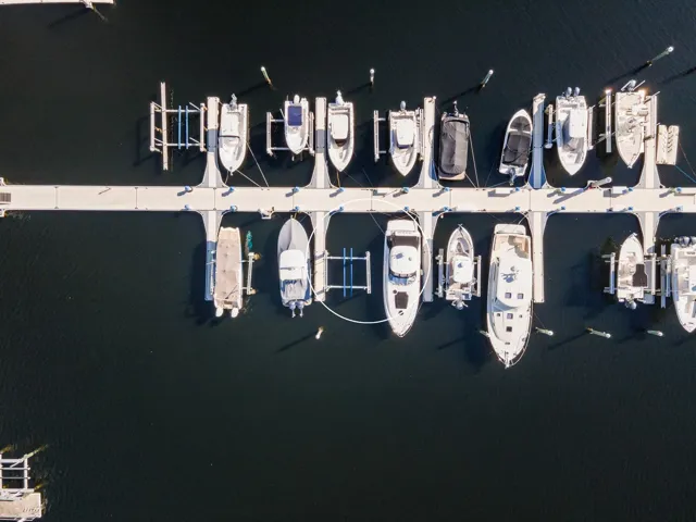 Boat slip / lift