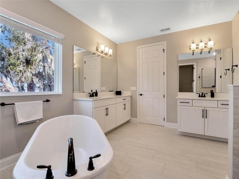 Tub and vanities in master bathroom