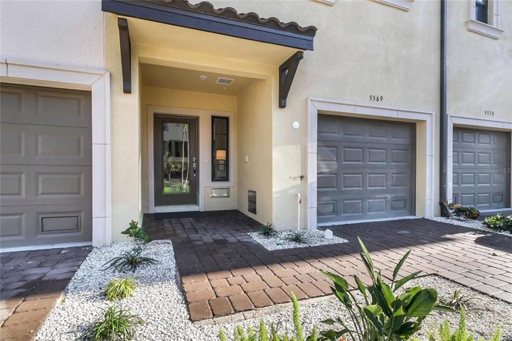 Spacious, Light and Bright Gathering Area