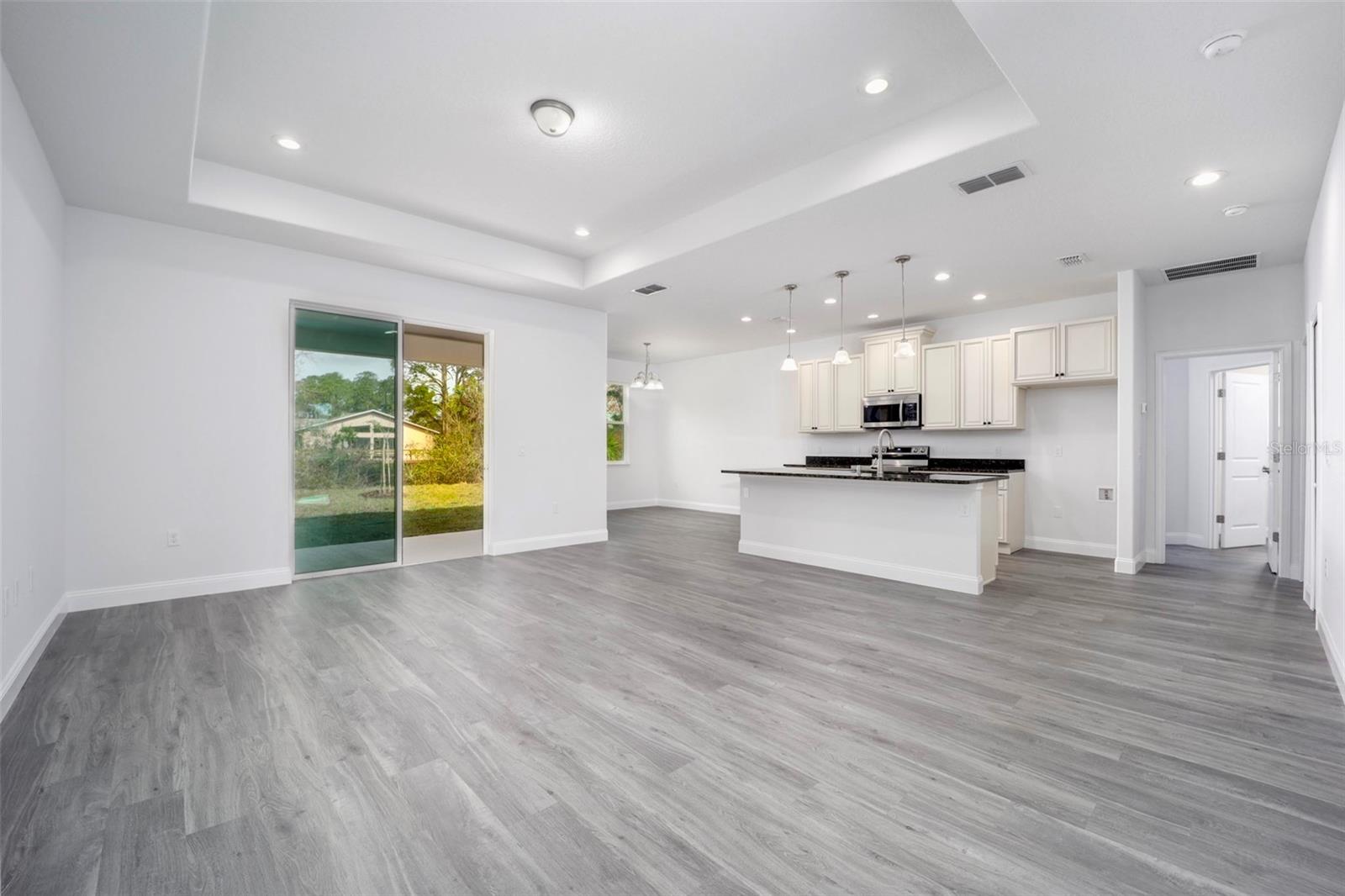 Living room: 10'4" ceiling height in tray