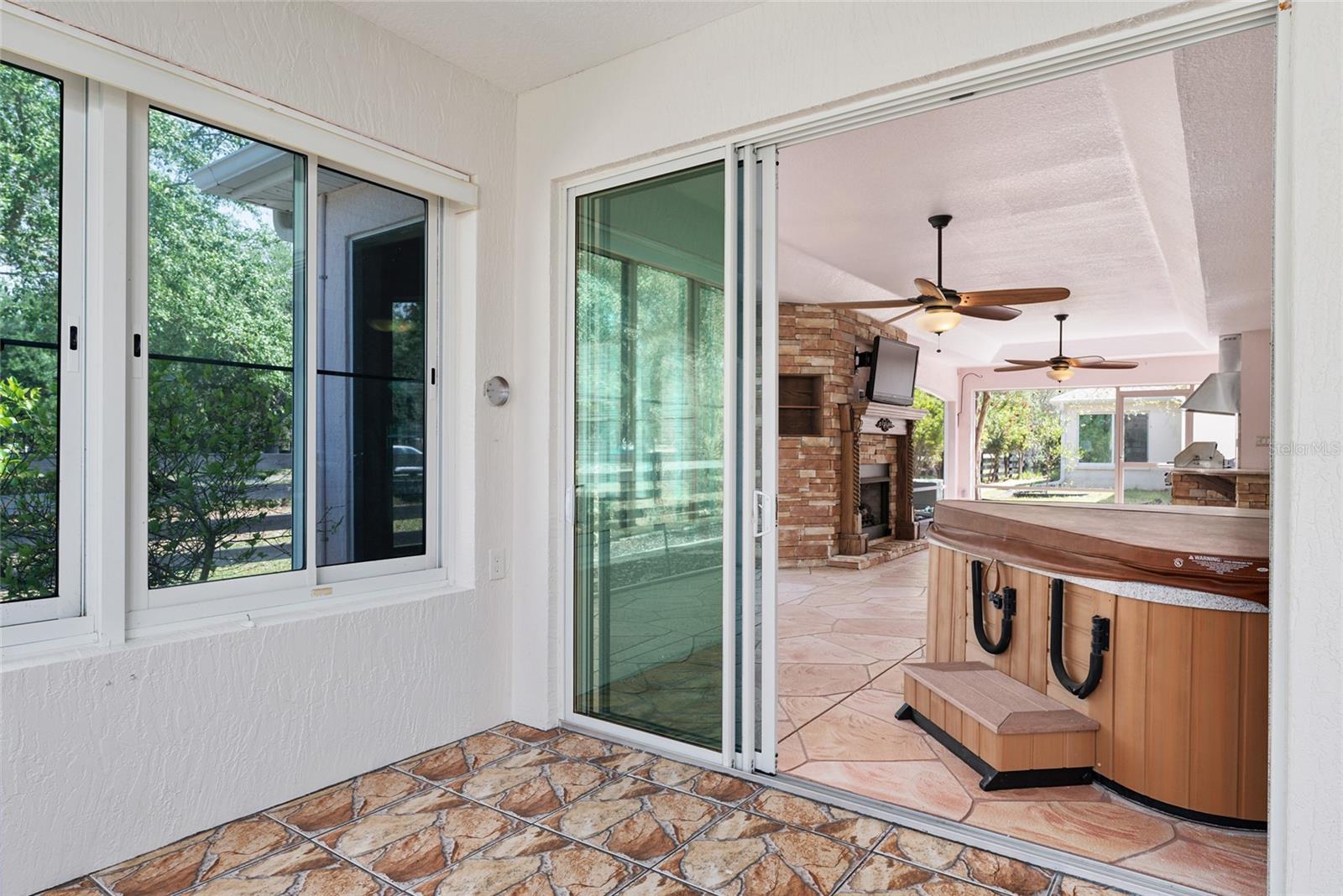 PLEXIGLASS ENCLOSED LANAI w/ SLIDING GLASS DOORS