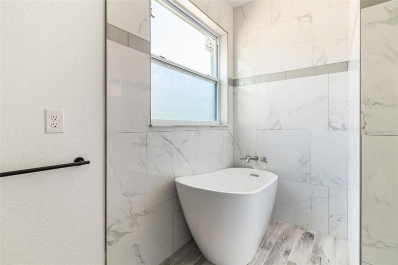 FLOATING BATH TUB IN MASTER