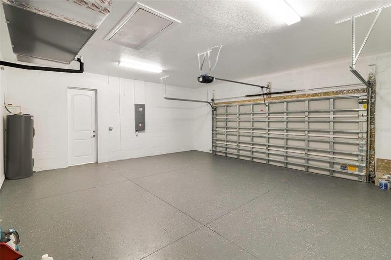 2,5 CARS GARAGE WITH EPOXY FLOORS.