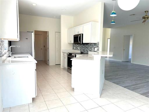 Kitchen with Breakfast bar