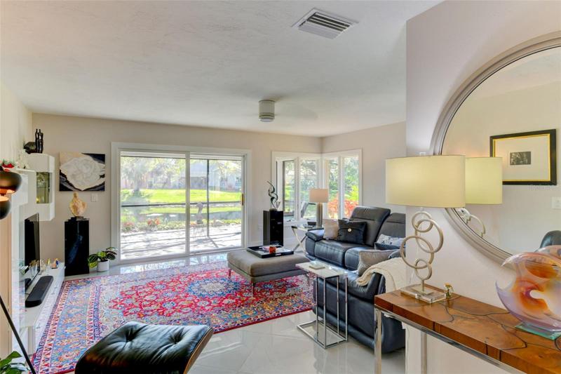 Living room overlooking the lake and the backyard