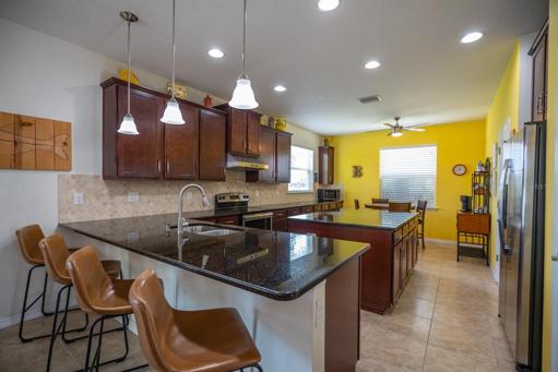 Enormous kitchen with breakfast bar & walk in pantry