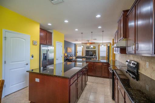 Great island and plenty of counter/cabinet space.