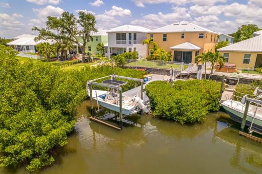 7000 lb boat lift (can be more with larger cable)