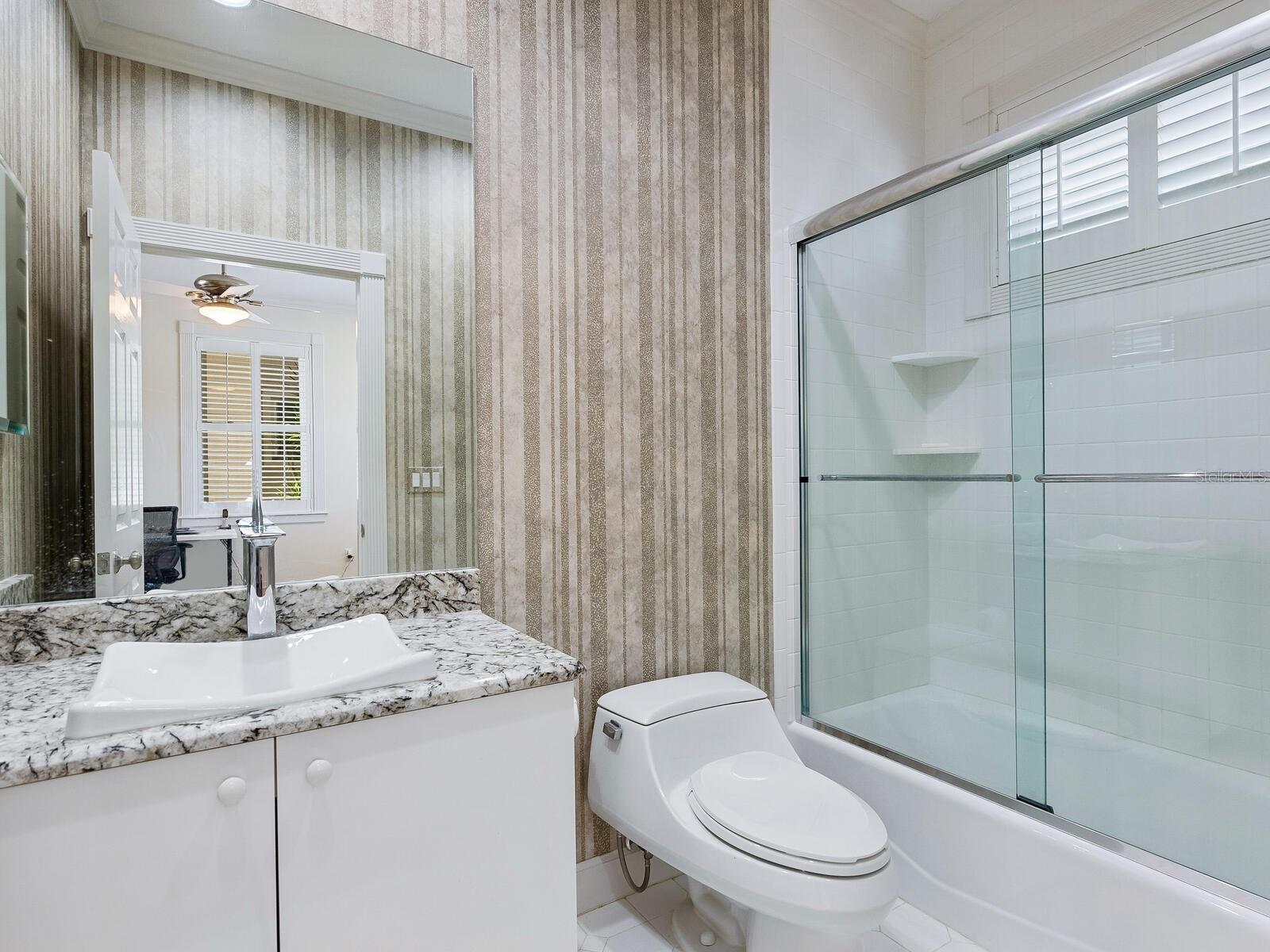 Guest Suite#2 - ensuite bathroom