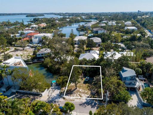 Welcome to 226 Garden Lane located on the north end of Siesta Key.
