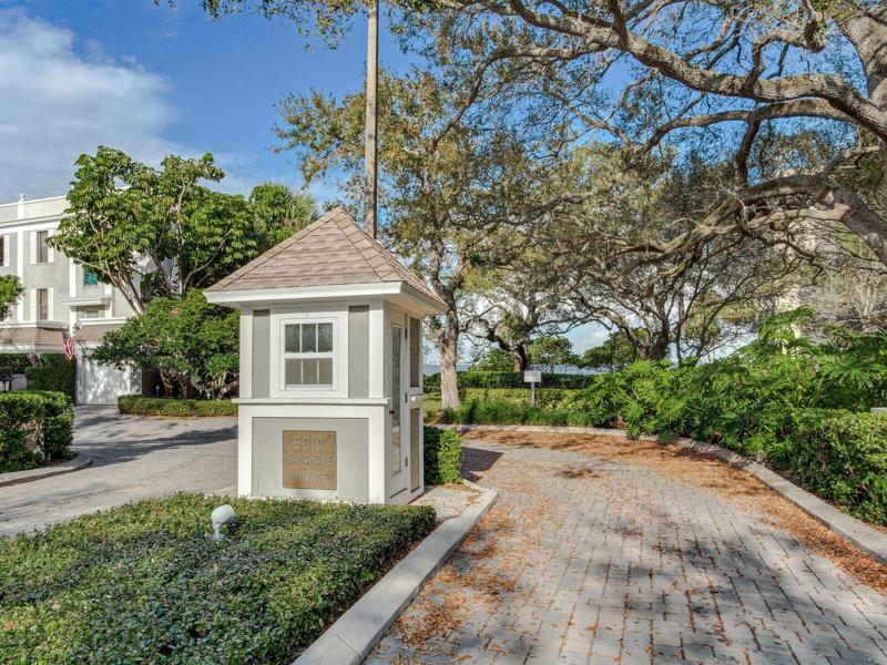 Main entrance from Bayshore Blvd.
