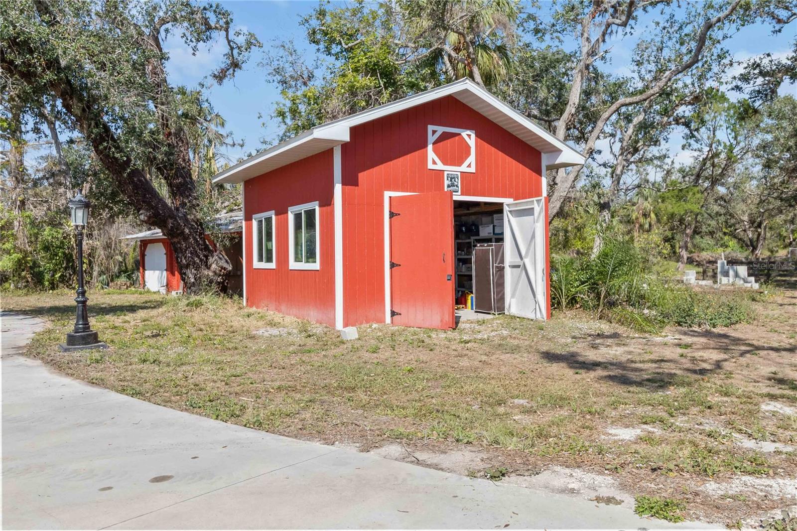 1 car garage with hydraulic car lift