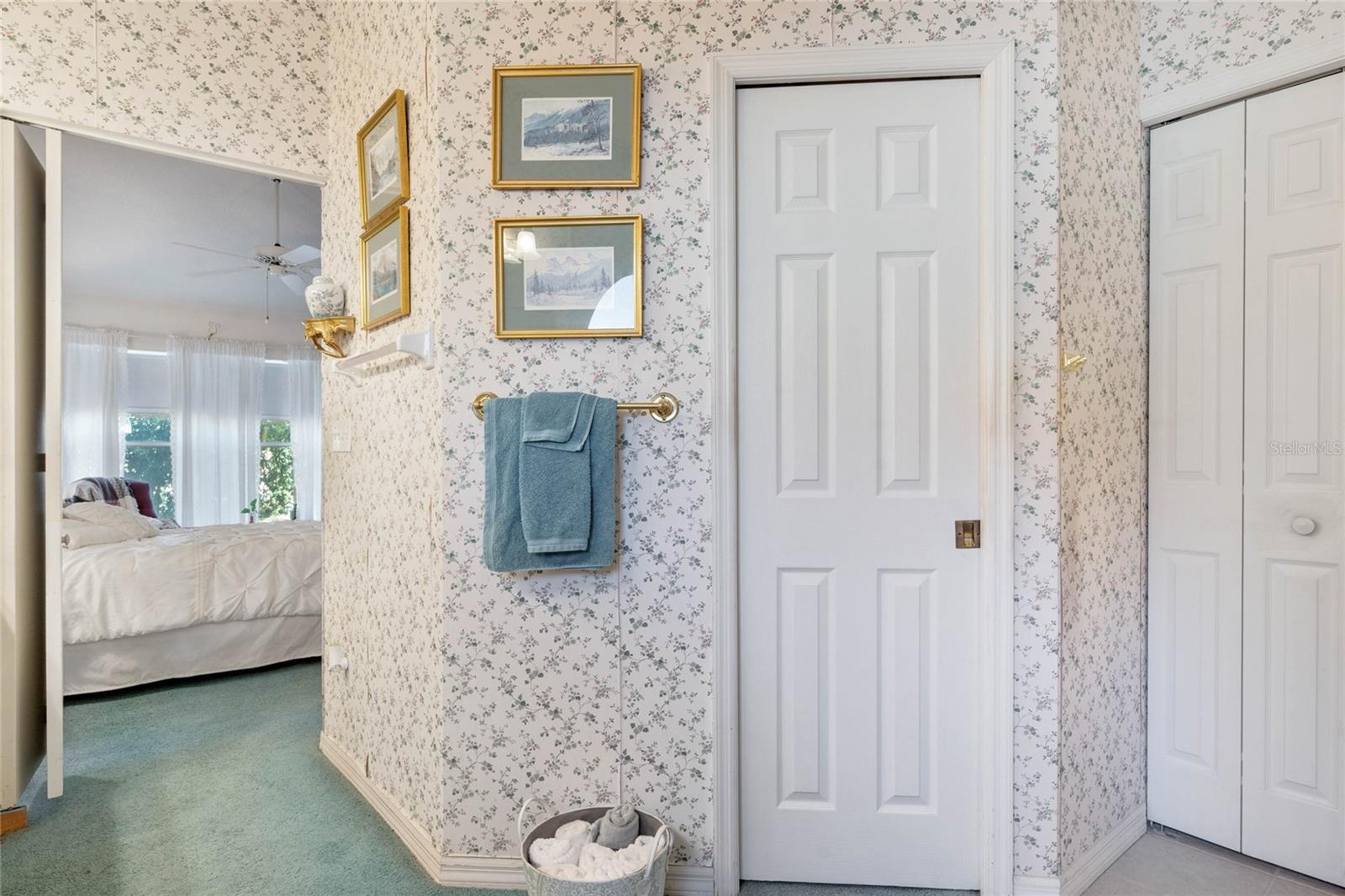 LINEN PLUS WALKIN CLOSET