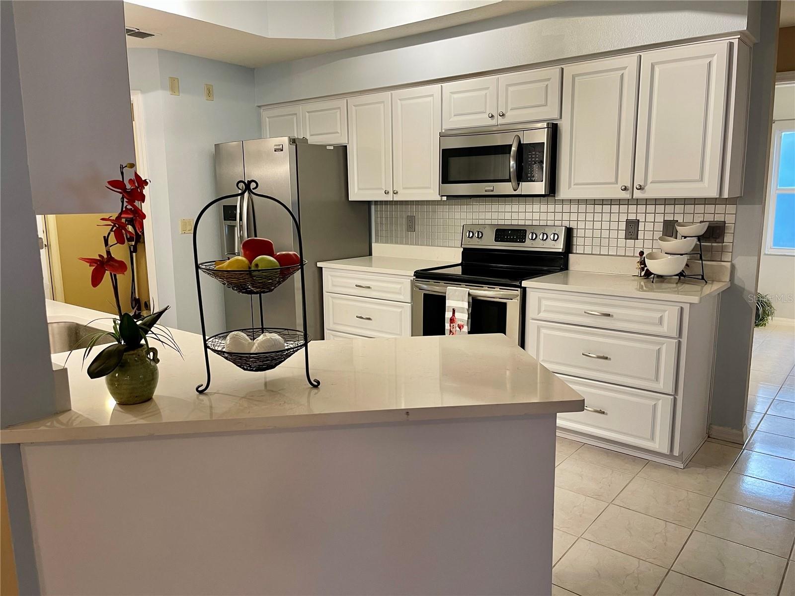 Kitchen - large drawer cabinets, lots of storage areas