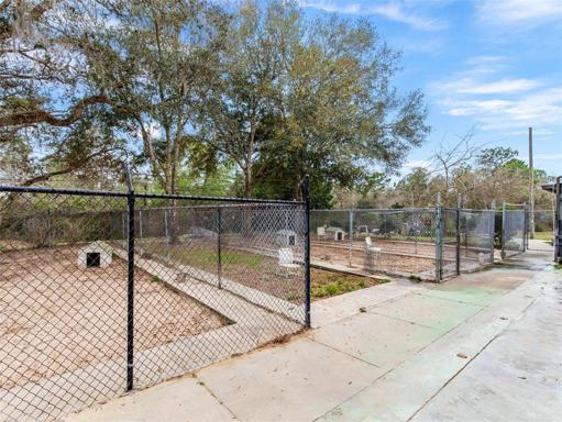 outdoor dog kennels