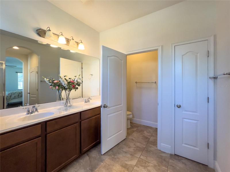 Walk-in Closet 2