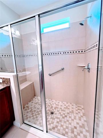 Shower w/ Bench
