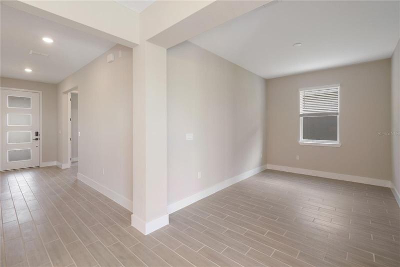 Entry-Office/Den