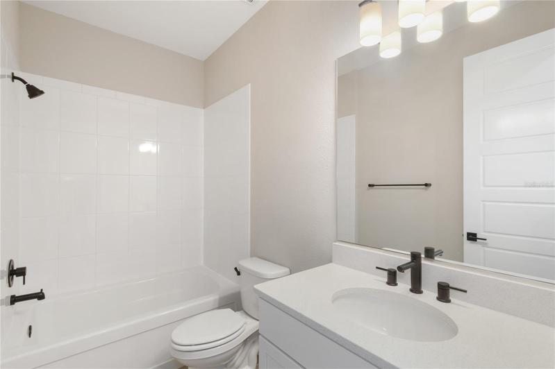 Bathroom w/tub