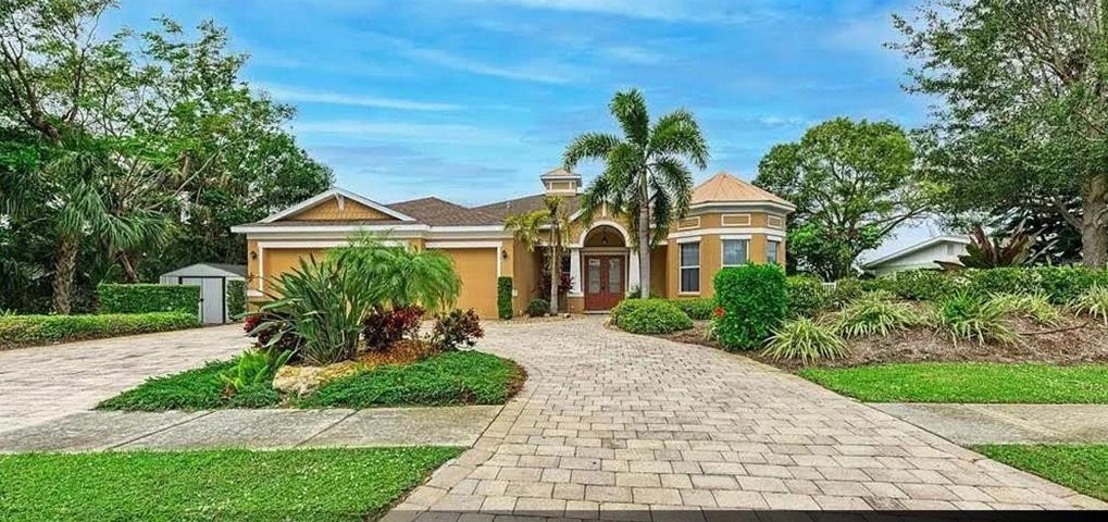 Lovely Pool home w dock and FOUR En-suite bedrooms