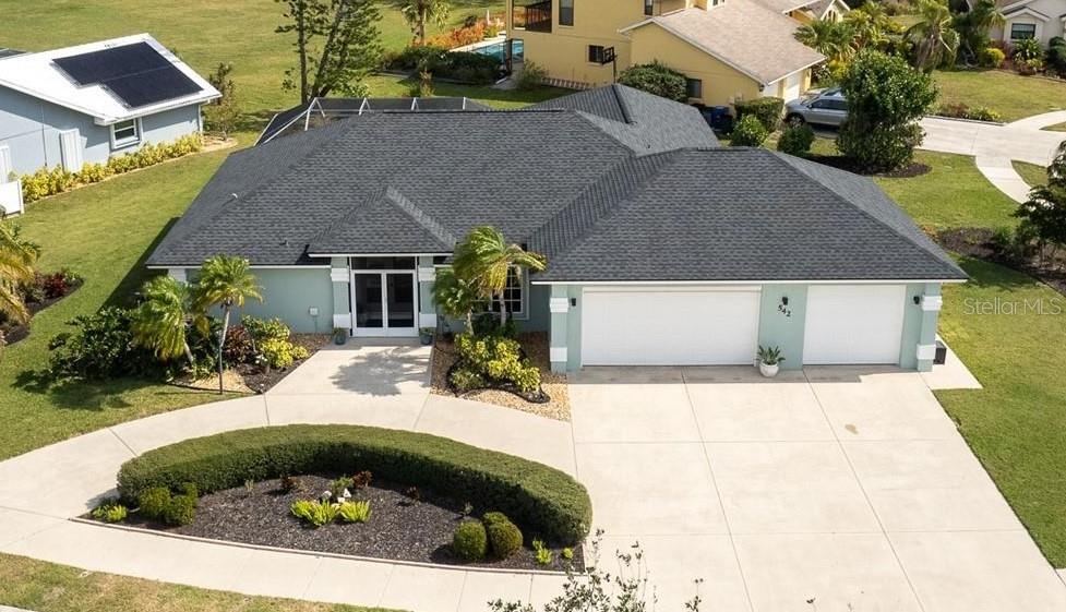 Large Circular Driveway with ample parking. Easily park up to 12 cars!