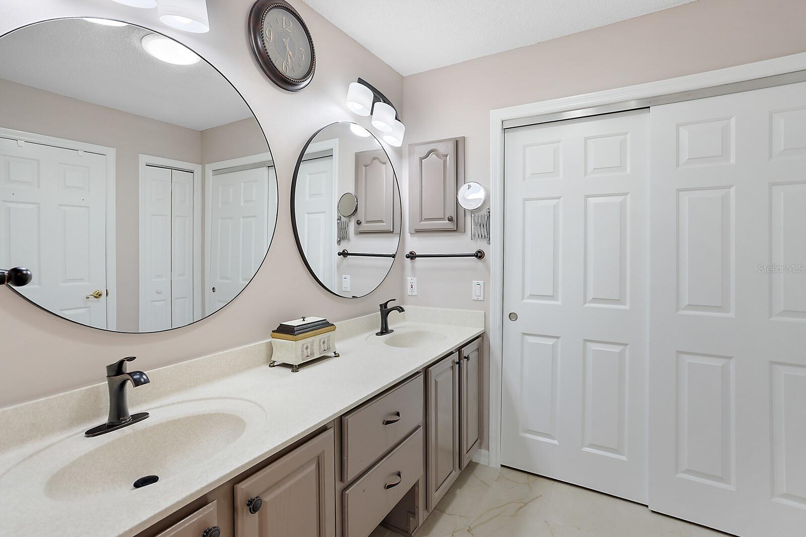 En suite w/double sink vanity