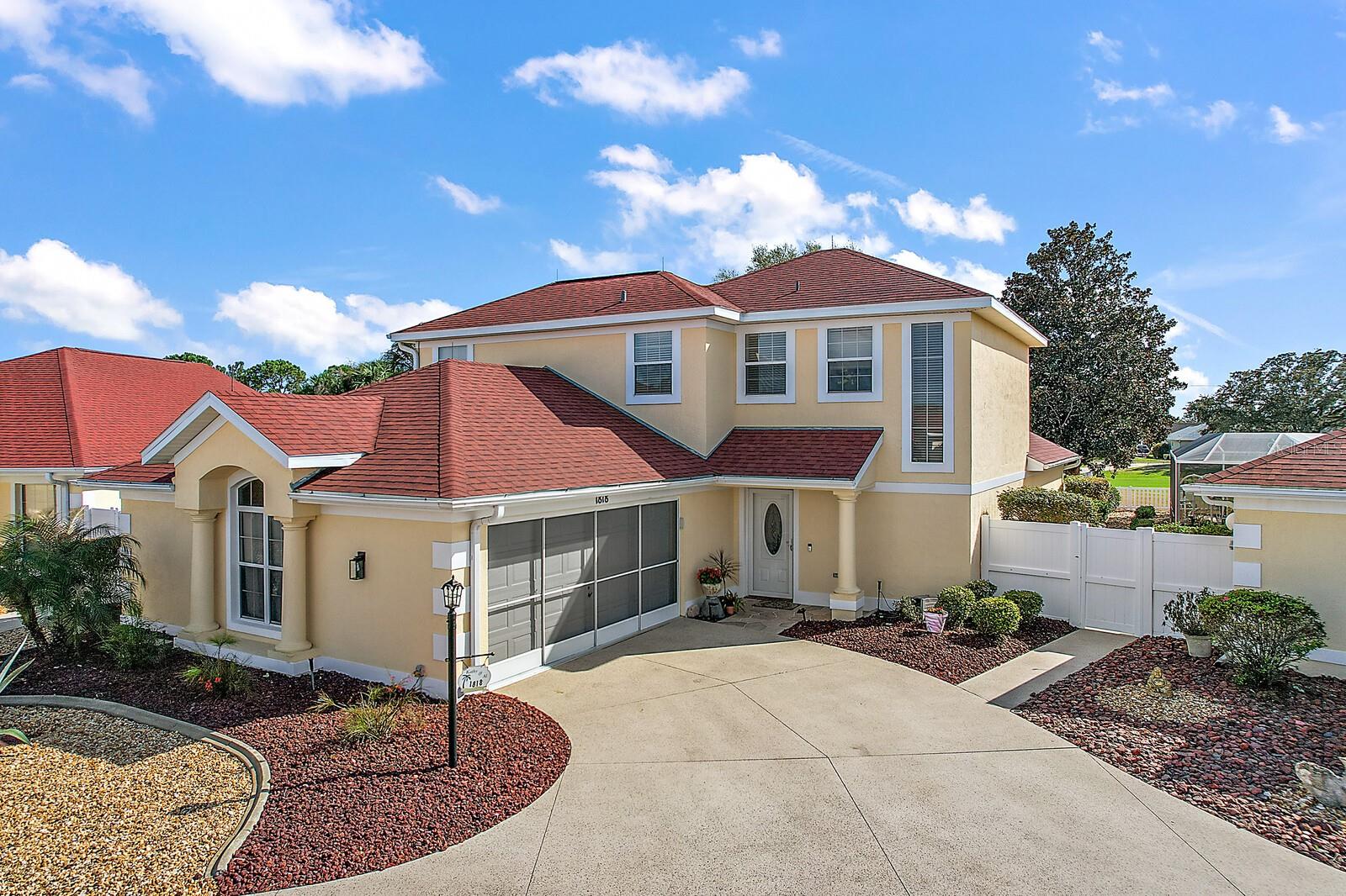 2 story 3/2.5 + Den-Tierra Grande