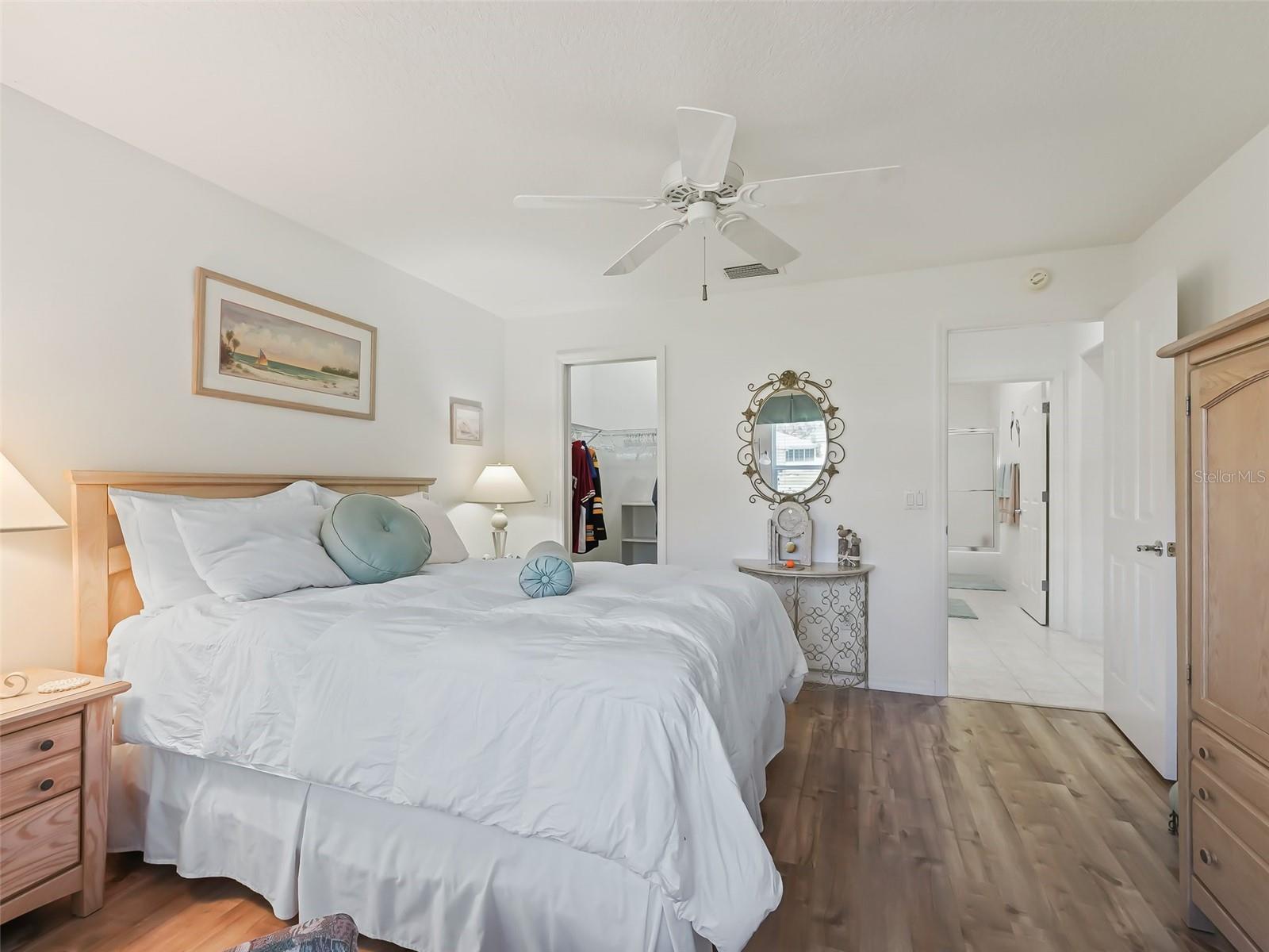 2ns bedroom and walk in closet