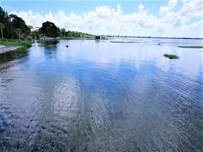 Clear waters and sandy shores of Lake Jackson