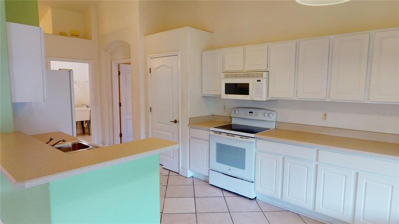 MY KITCHEN! WITH BARSTOOL SEATING AREA!