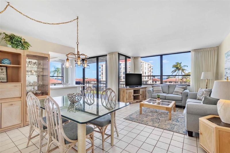 One of the unique features of this unit is the broad expanse of windows across the living room to the kitchen & breakfast nook. 