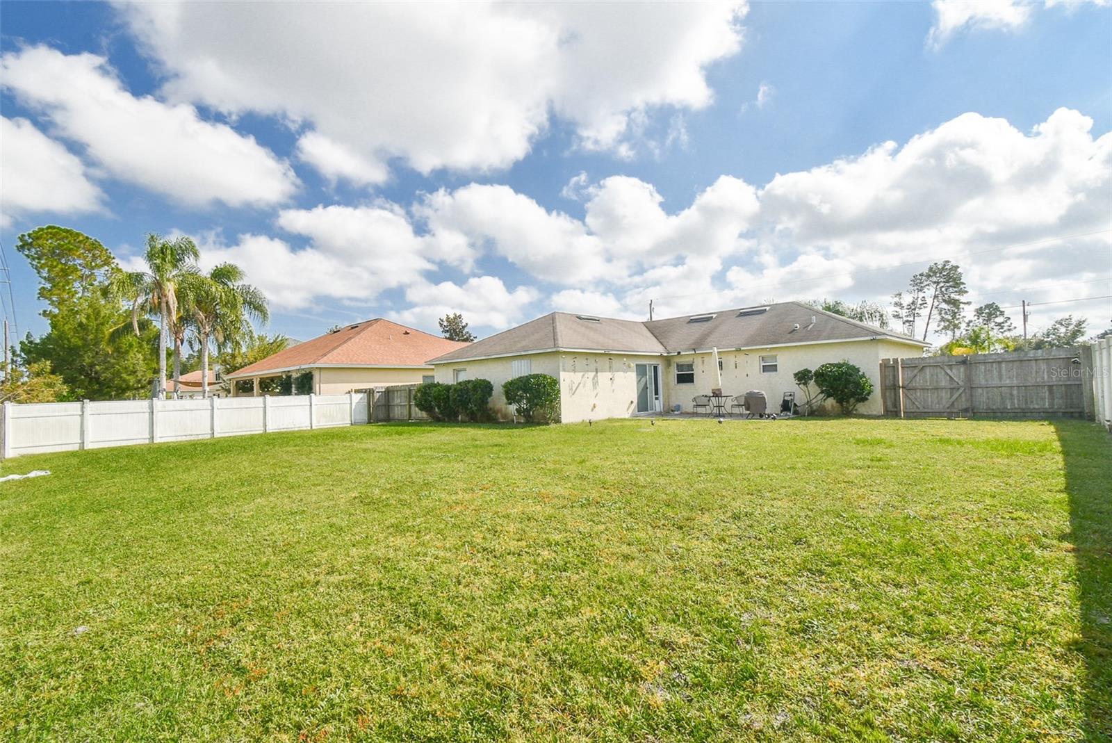 Huge Fenced Back Yard