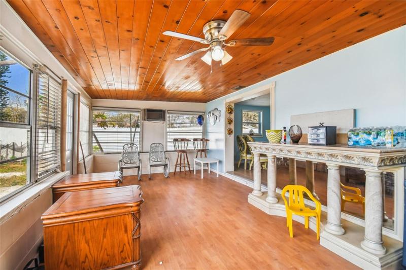 Back room/Bonus room