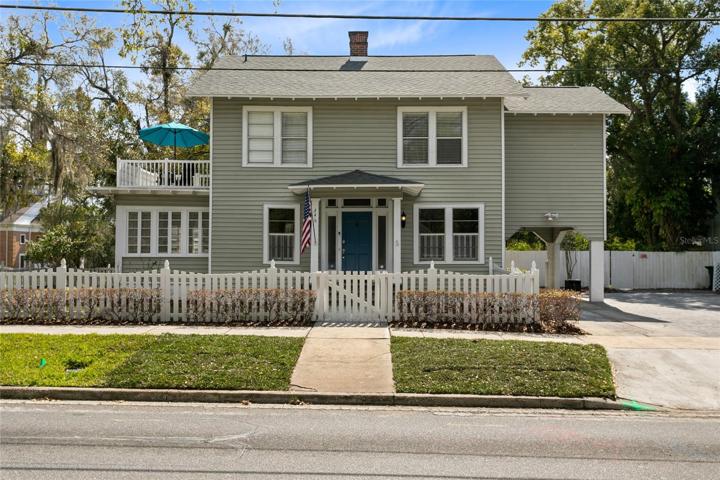 Spread out with your own paradise in Downtown Orlando.
