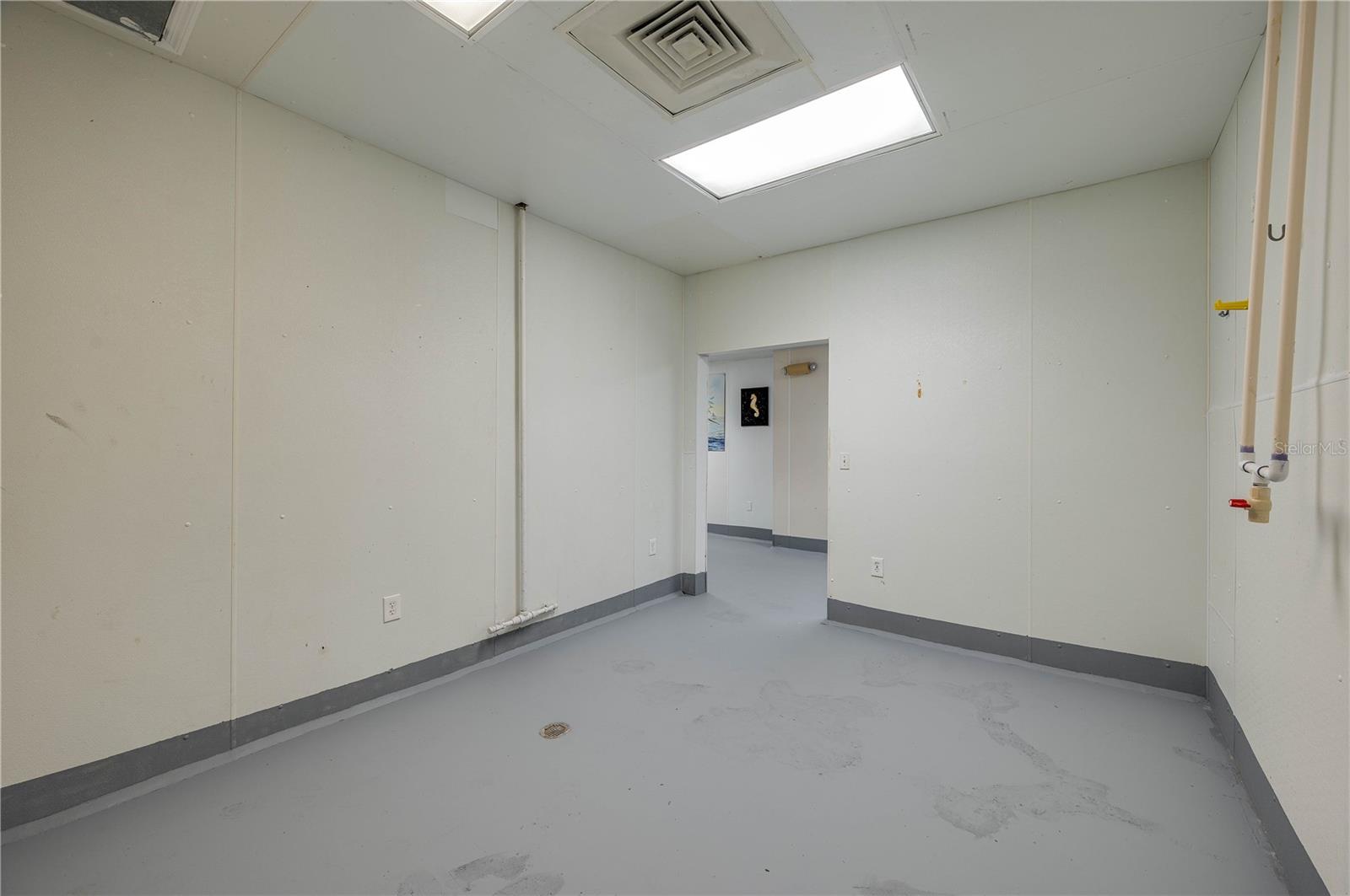 Open room off main hallway (no door)